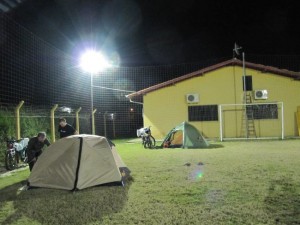 Zelten auf dem Fußballplatz