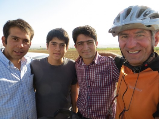 Diese drei netten jungen Männer luden uns ein bei Ihnen auf der Farm zu campen. Leider mussten wir ablehnen weil wir noch etwas Distanz machen mussten um rechtzeitig zur Visaverlängerung in Isfahan anzukommen.