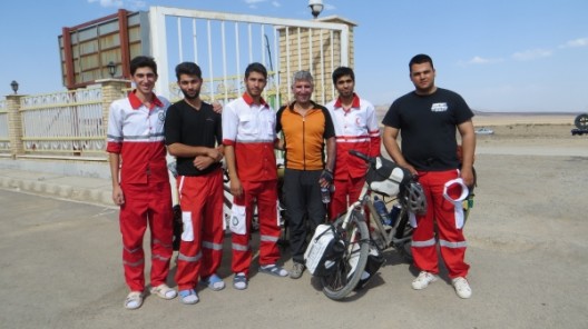 Die Jungs vom Iranischen Roten Kreuz versorgten uns mit Wasser