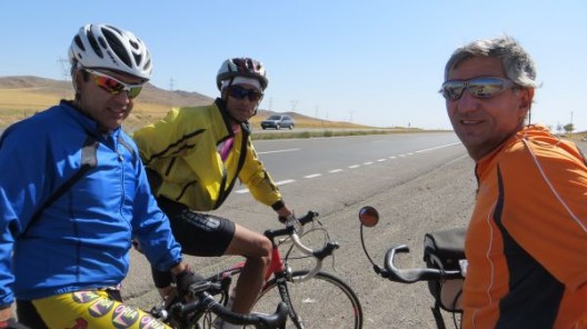 Wir treffen Profirennradfahrer Mortza und seinen Freund kurz vor Miandoab