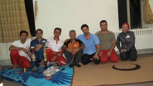 Ein geselliger Abend mit den Jungs des Iranischen Roten Kreuzes