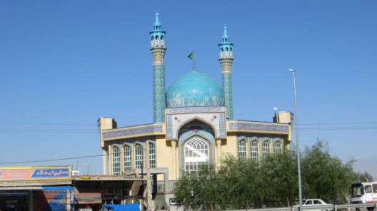 die Moscheen sind sehr farbenfroh mit ihren blauben Kuppeln