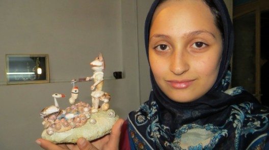 Rezvaneh (Maryams und Doctors Tochter) mit einem ihrer gebastelten Muschelkunstwerke