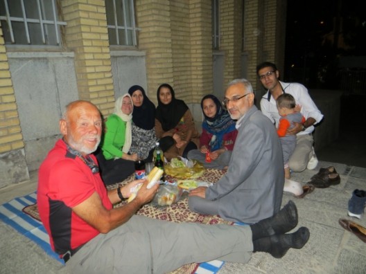 Abendessen am Klinikeingang, mit Doctors Familie, Fateme und Hans