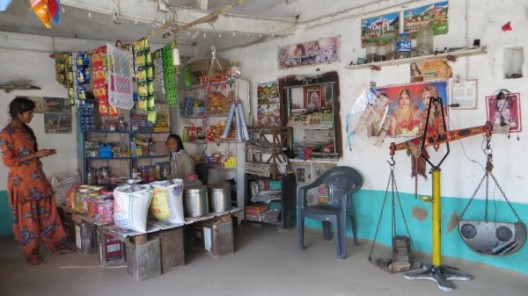 Im Dorfladen von Yogeshs und Priyankas Familie