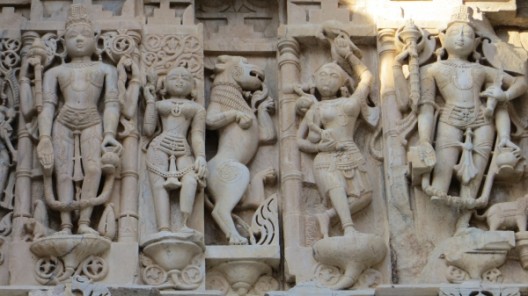 Wandfiguren am Jagdish Tempel