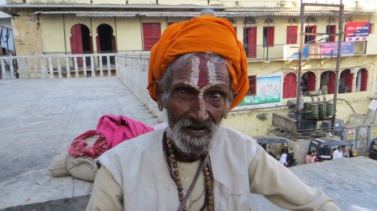 Gläubiger Hindu vor dem Jagdish Tempel