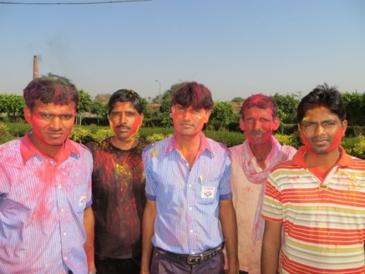 farbenfrohes Holi-Fest: man beschmiert sich gegenseitig mit Farbe