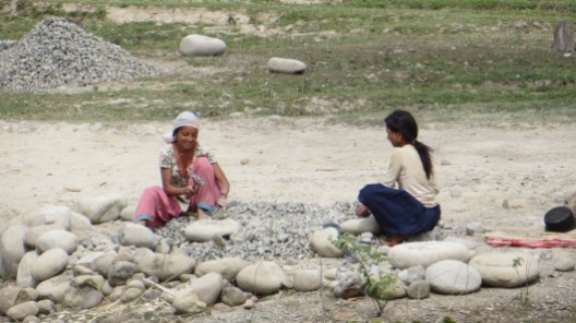 Frauen beim Steineklopfen