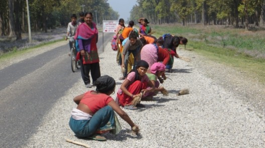 Frauen beim Strassenbau, hier noch Handarbeit