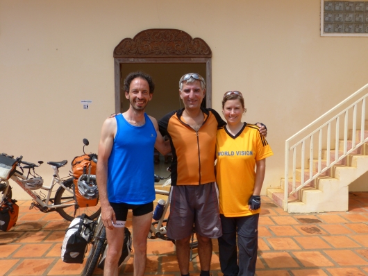 Auf dem Weg nach Siem Reap trafen wir auf den Spanier Ruben in einem Landhotel. Er befindet sich auf einer 4-wöchigen Radtour von Bangkok nach Vietnam