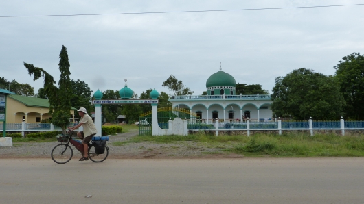 Auch an einer Moschee fahren wir vorbei, mit Australier Mike (links im Bild) radelten wir zwei Tage gemeinsam bis zur thailändischen Grenze
