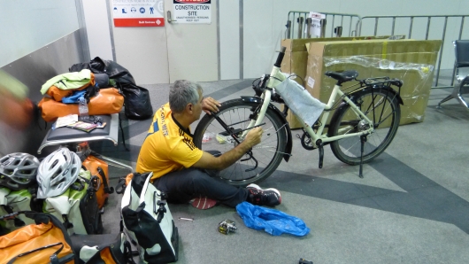 Die Fahrräder werden am Flughafen in Perth startklar gemacht