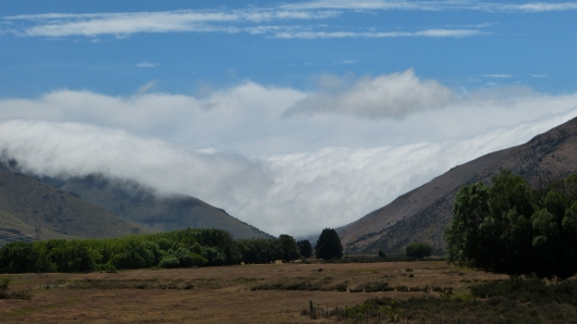 Die Wolken hängen zwischen den Bergen