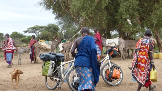 bei einem Brunnen wo Massai-Frauen ihre Wasserkanister auffüllen und auf Esel packen