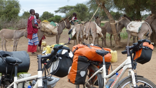 bei einem Brunnen wo Massai-Frauen ihre Wasserkanister 