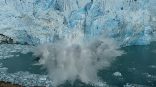 am Perito Moreno Gletscher - ab und an krachen große Eisbrocken ins Wasser