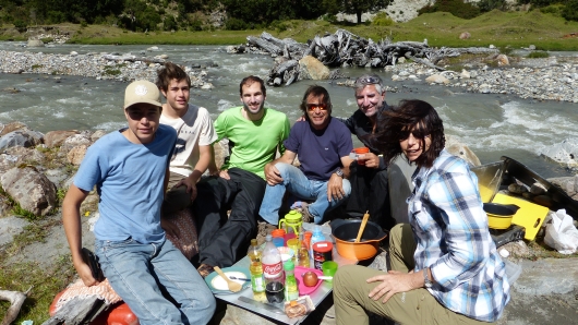 Sehr nette Begegung mit dieser Familie aus Santiago die uns zum Mittagessen am Fluss einlud.